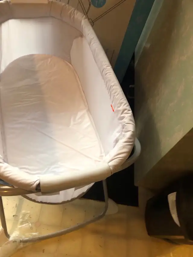 Fisher Price,berceau portable pour nouveau-né ,pliable  in Cribs in Longueuil / South Shore - Image 4