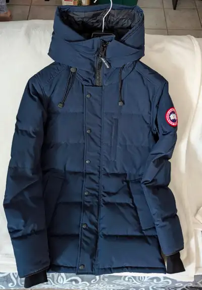 CANADA GOOSE CARSON PARKA IT IS IN MINT CONDITION, LIKE NEW , NO DEFECTS THE PARKA ON CANADA GOOSE W...