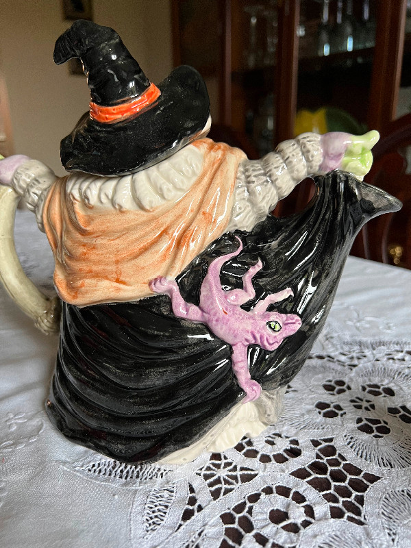 HALLOWEEN TEA SET. VINTAGE OMNIBUS. Vibrant witch. Mint. in Kitchen & Dining Wares in Sudbury - Image 3