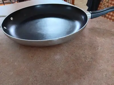 This is a used Meyer San Francisco 14 inch non-stick frying pan, perfect for cooking up your favorit...
