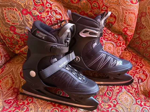 TWO PAIRS OF ICE SKATES 8.5 AND 10.5 in Skates & Blades in City of Montréal - Image 2