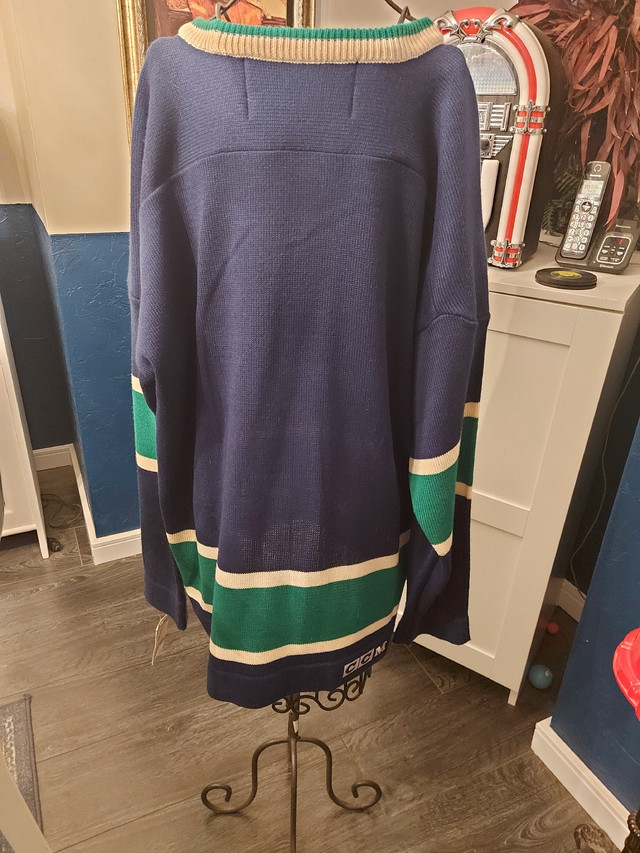Vancouver Canucks sweater xl in Men's in Calgary - Image 3