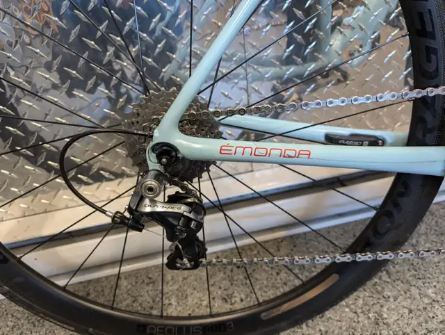 TREK EMONDA  SLR8 in Road in Saint-Hyacinthe - Image 5