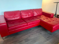Sofa en cuir rouge d’angle 3 places avec méridienne
