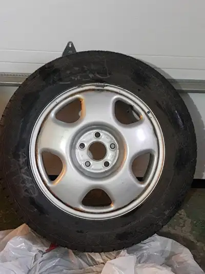 a) Ensemble de lock nuts d'origine Honda avec 4 autres écrous et le petit sac. Neufs. $55 b) 1 roue...