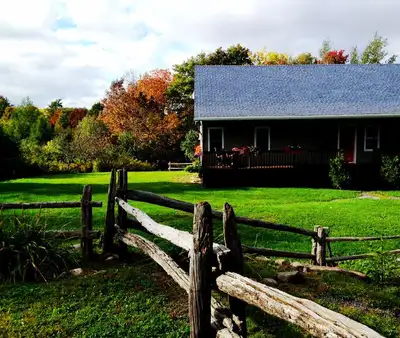 St-Sauveur, grand 41/2, avec garage, dans boisé près du village