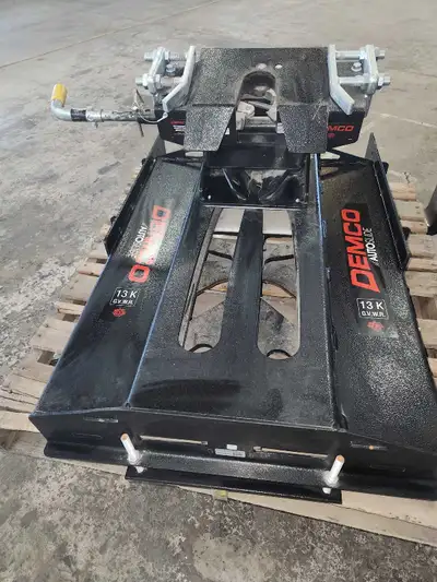 Autoslide fifth wheel hitch for short box truck. Like new, excellent condition. Text 403 701-0222