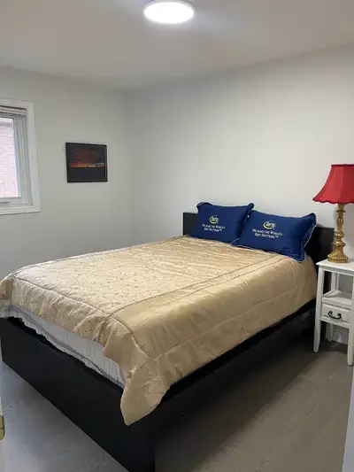 Good location 5 minutes drive to hwy404, nearby bank stores restaurants coffee shops , 7 minutes wal...