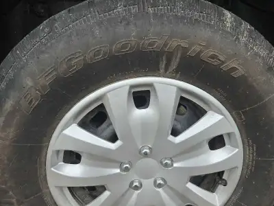 4 roues d'acier, enjoliveurs très propre et pneus Bf Goodrich bon pour un dernier hiver ou retour de...