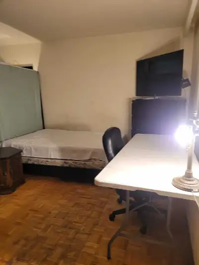 Room for rent , short term or long term must be 6 months and up 700.00 dollar first deposit and last...