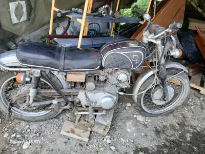 The Scrambler had a curb weight of 337 pounds and a wheelbase of 52.4 inches. Suspension was average...