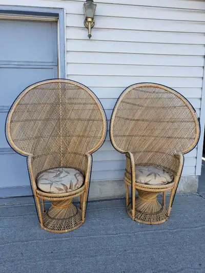 Excellent condition. Height is 56". Bottom width is 18", the seat width is 20", the top width is 39"...