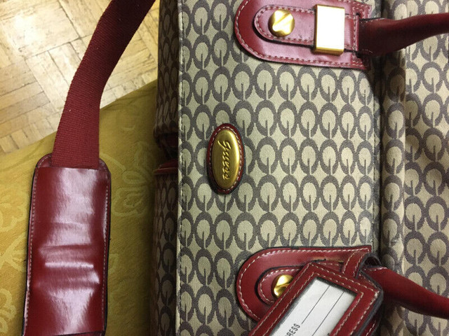 Big GUESS travel Bag in Women's - Bags & Wallets in City of Toronto - Image 3