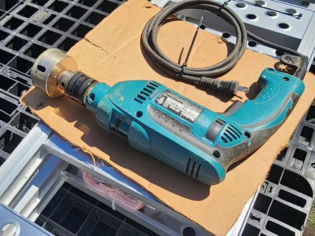 Makita HP1640 Hammer Drill Corded in Power Tools in Windsor Region - Image 2