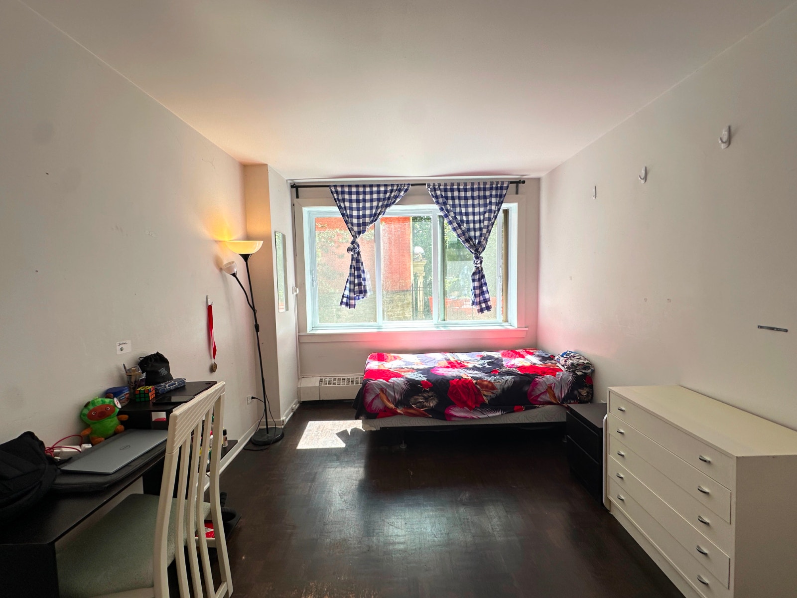 Private Room in 3-Bedroom Apartment near Downtown & McGill — photo 1