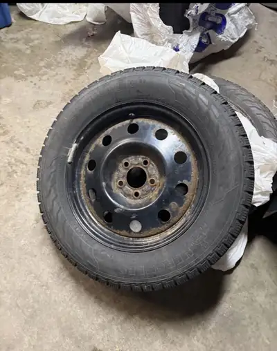 225/65/17 set of 4 winter tires Used for one season. Do not fit my new car 5x115 bolt pattern