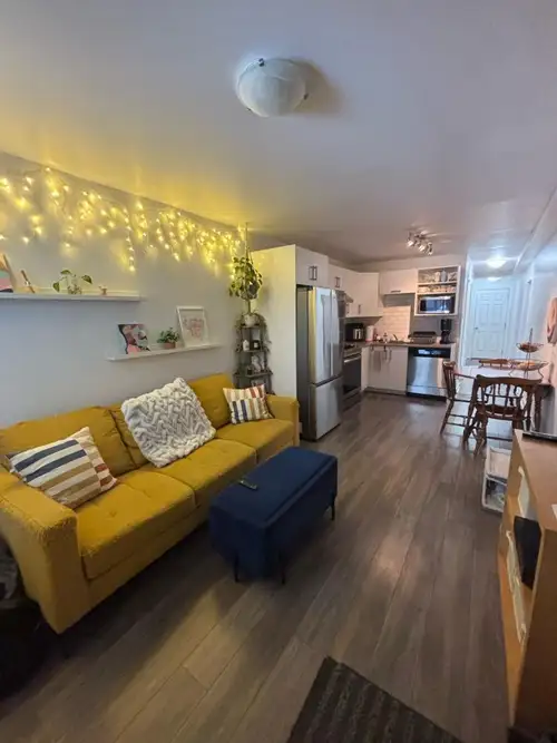 À Brossard, dans le secteur B, un appartement récemment rénové de deux chambres fait partie d’un tri...