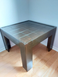 Table en bois véritable carrée