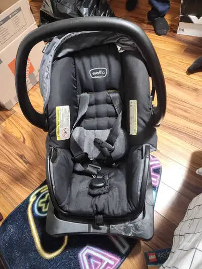 Graco infant car seat with bottom attachment for car, View more