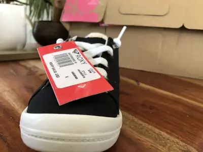 Brand new never worn Roxy sneakers - size 6