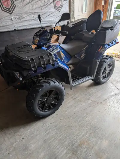 POLARIS SPORTSMAN TOURING 850 AVEC SEULEMENT 660 KM AU COMPTEUR, LE VTT EST TOUT ÉQUIPÉ SAUF LE PARE...