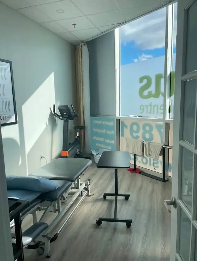 Shared Office/Treatment Room in Wellness Clinic in Commercial & Office Space for Rent in Mississauga / Peel Region - Image 3