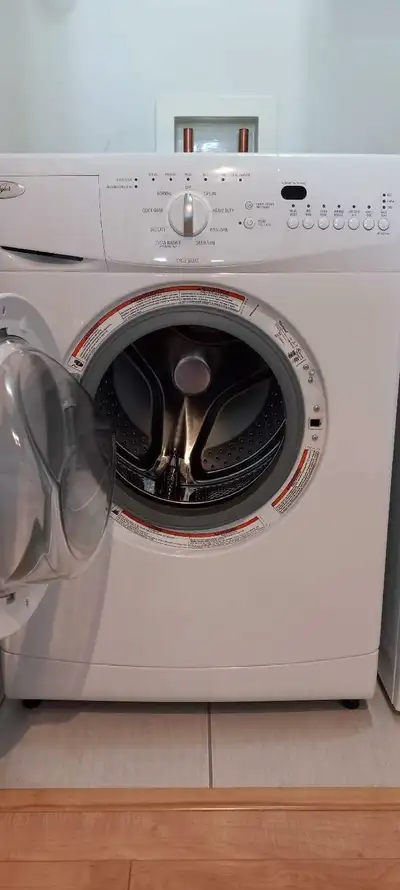 Laveuse Whirpool 24" à donner. Le seul hic! Le cycle d'essorage est intermittent ne se vide pas tout...