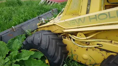 69 new holland skid steer 200 cid gas engine needs gear box work possible bearing on right side hydr...