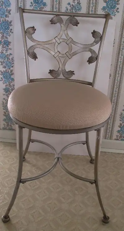 Code JJD-221 Wrought Iron Decorative Chair Height – From middle back to floor – 30.25” or 77cm Round...