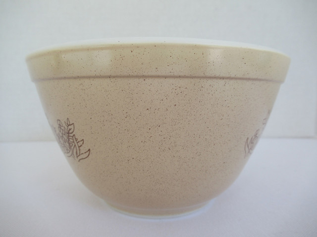 PYREX Forest Fancies Mixing Bowl: 401 - 750ml in Arts & Collectibles in Sudbury - Image 4
