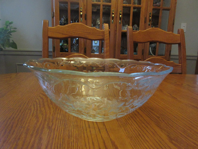 Princess House Fantasia Crystal Large Serving Bowl in Kitchen & Dining Wares in Edmonton - Image 2
