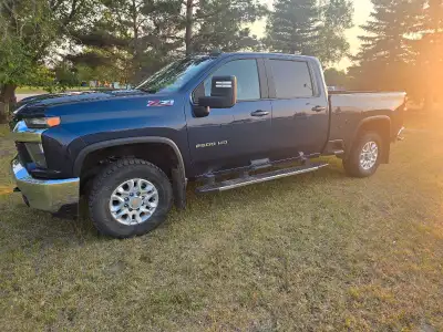 2022 Chev crew 2500HD LT. 6.6L duramax. Heated black leather buckets. All the power options plus hea...