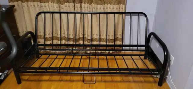 Canapé-lit en très bon état – Double usage in Couches & Futons in City of Montréal - Image 3