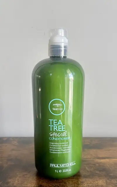 Quench your hair's thirst with this 1-litre bottle of Paul Mitchell Tea Tree Special Conditioner! Th...