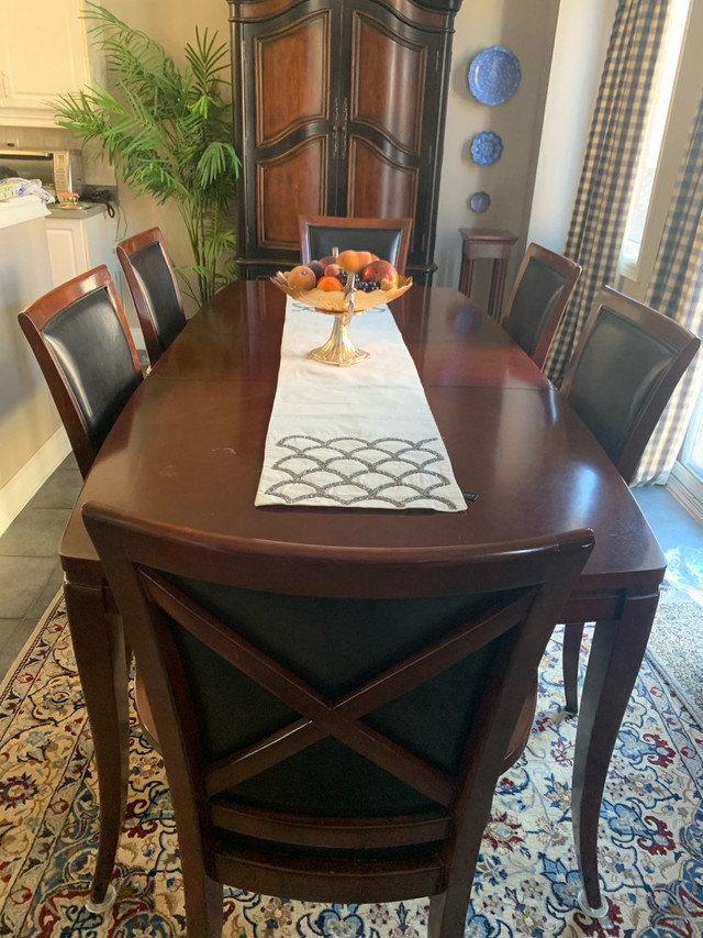Beautiful extendable wood dining table with 6 chairs.  in Dining Tables & Sets in Markham / York Region
