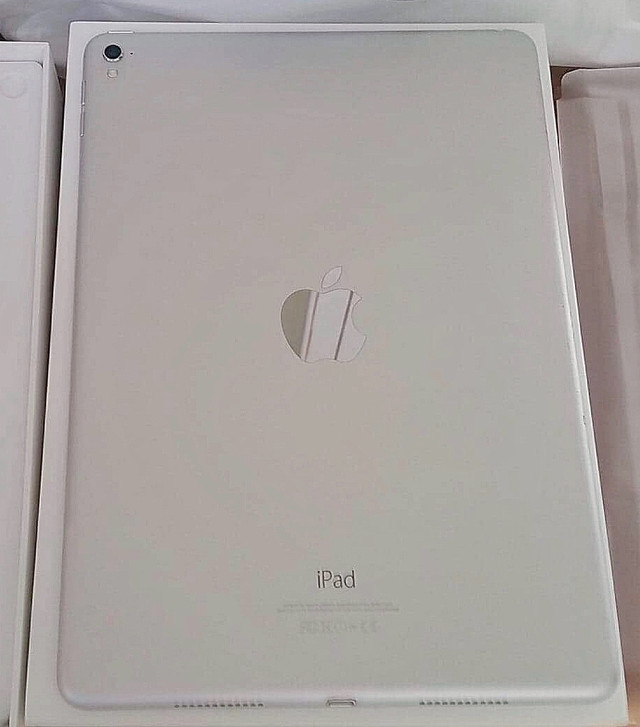 Apple iPad PRO 9.7 inch 128 gb with white border and silver back in iPads & Tablets in City of Toronto - Image 3