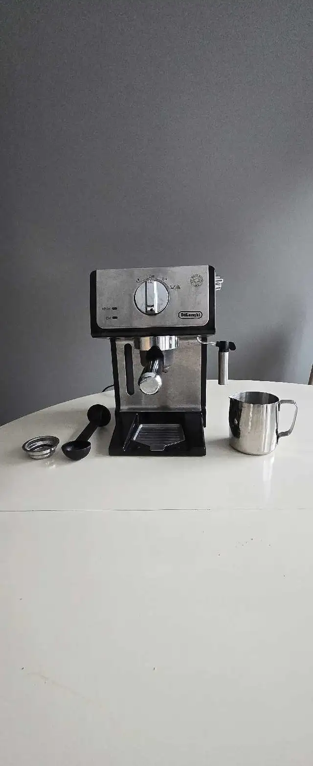 DeLonghi Espresso Machine in Coffee Makers in Mississauga / Peel Region - Image 2