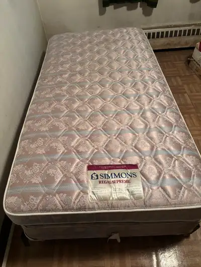Lit Simple Simmons A Vendre, Comme Neuf, View more