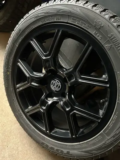 Je vends un ensemble de pneus d’hiver, Toyo Observe GSI-6 taille 245/45R17 99H, montés sur des rims...