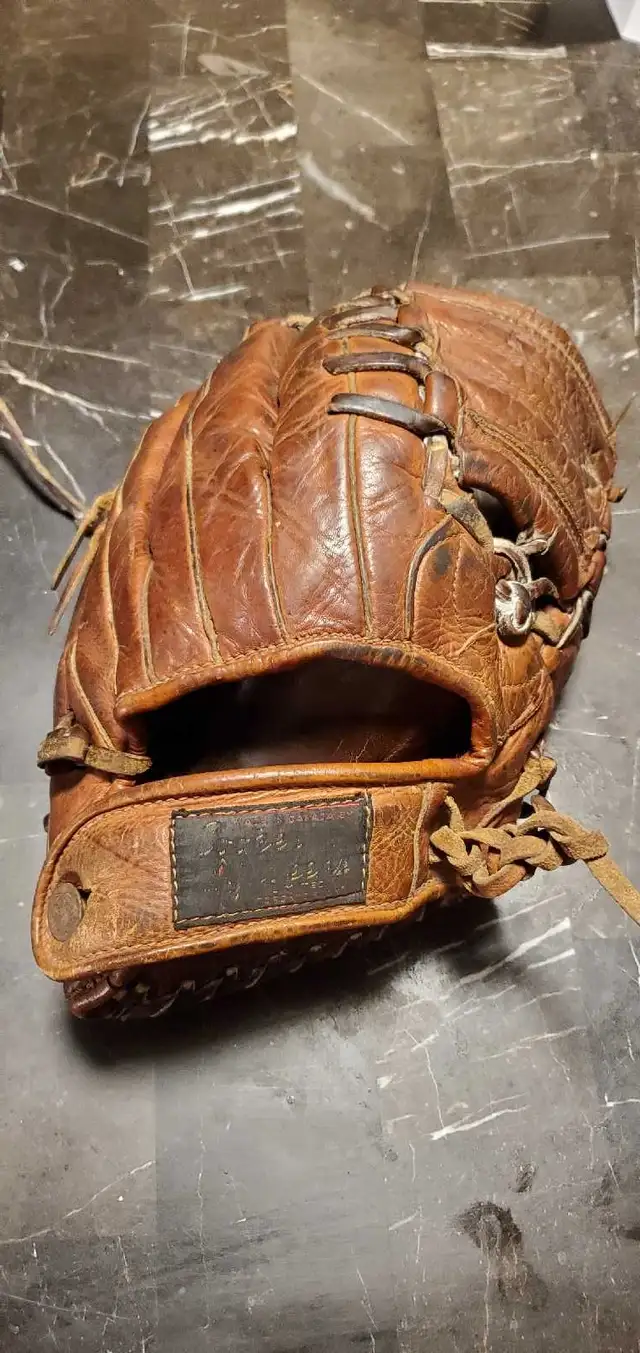 Vintage Leather Baseball Glove in Arts & Collectibles in Barrie - Image 3