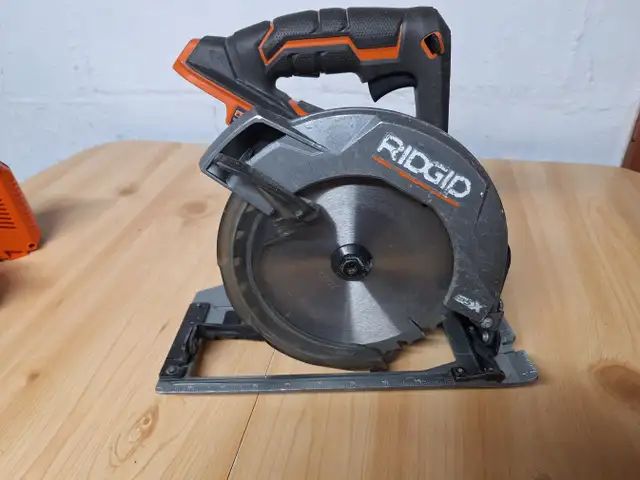 RIDGID R8652    7-1/4" 18 V SAW with BATTERY  **CHARGER SOLD** in Power Tools in Grand Bend - Image 3
