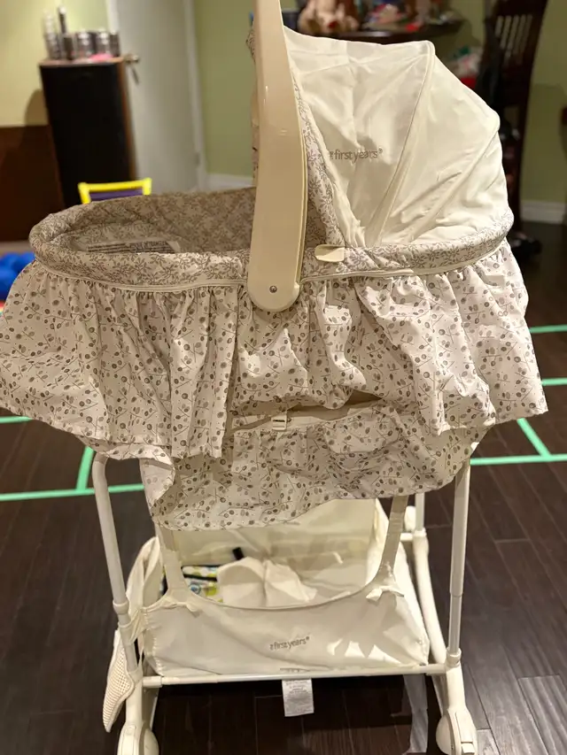 Removable Baby bassinet with stand music, sounds, light and vibr in Cribs in Markham / York Region - Image 2