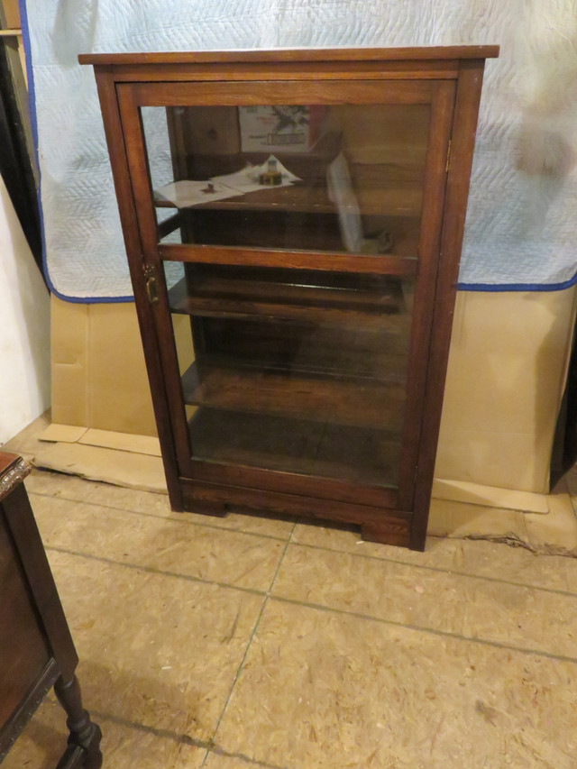 Antique Arts and Crafts Bookcase/Display Cabinet in Bookcases & Shelving Units in Mississauga / Peel Region - Image 2