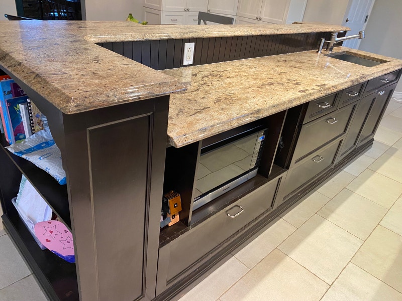 Wood kitchen island with granite counters Armoires et revêtements de