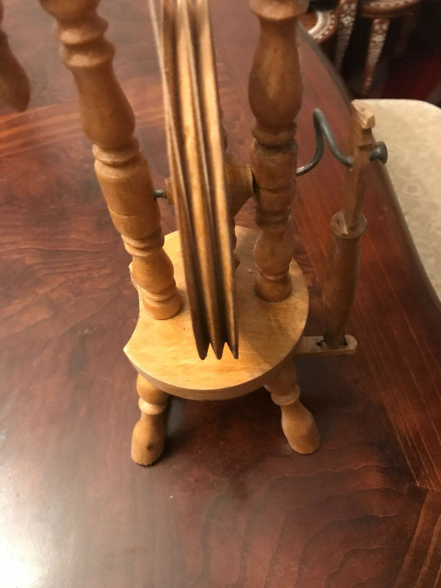 Vintage hand made wooden miniature spinning wheel.15” in Arts & Collectibles in Markham / York Region - Image 4