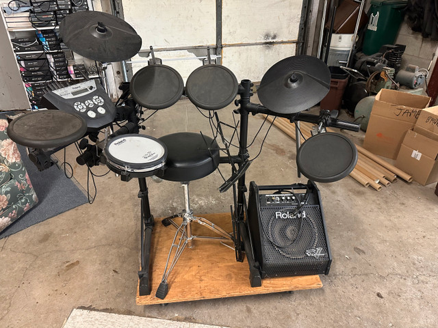 Roland electric drums with seat and amplifier in Drums & Percussion in City of Toronto