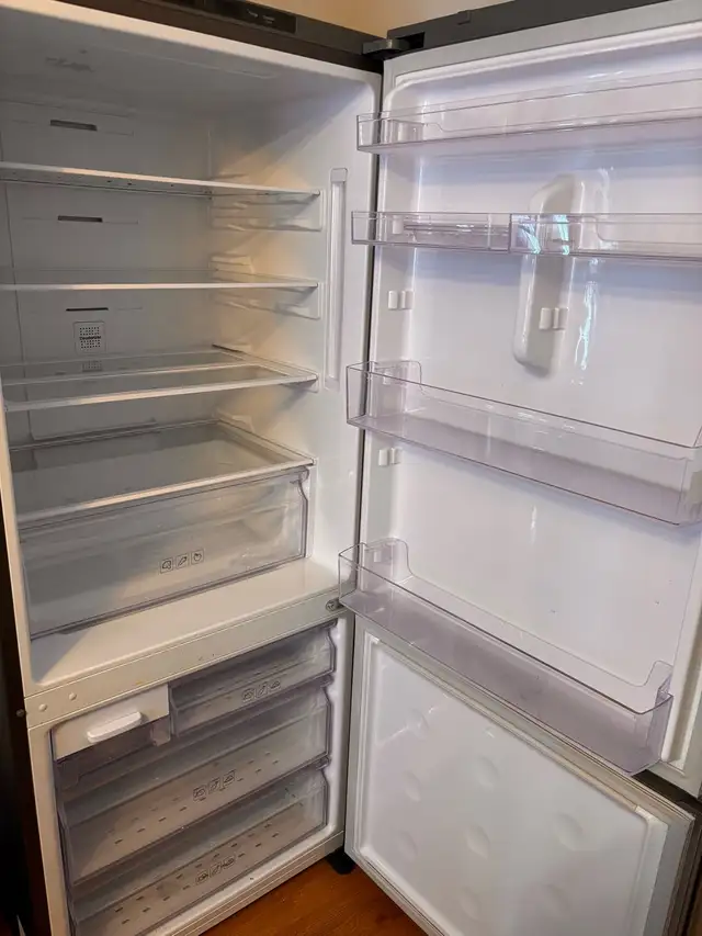 Samsung 28 in. 15 cu ft. Stainless Steel refrigerator in Refrigerators in Longueuil / South Shore - Image 5