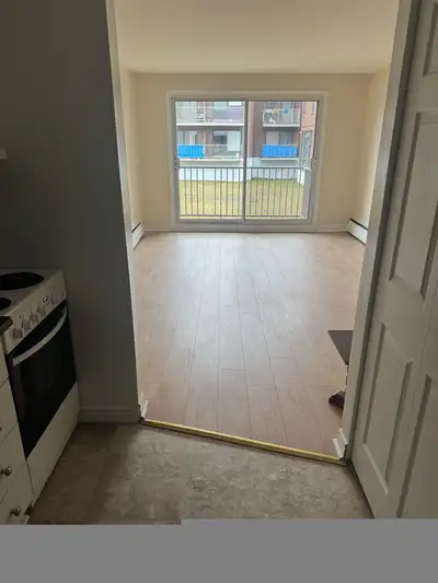 Studio in Pierrefonds(Lease transfer) - Heat and hot water included - Parking included - Fridge, sto...