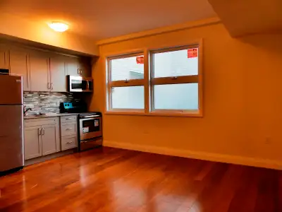 I Bdrm + Den in High Park Junction AC Laundry