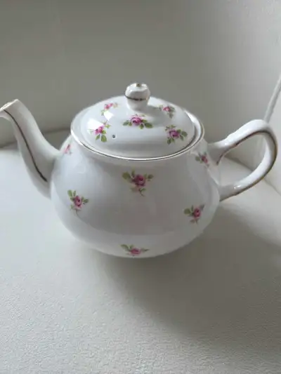Beautiful vintage Duchess Fine Bone China teapot in the classic pink "Rosebud" pattern, made in Stok...